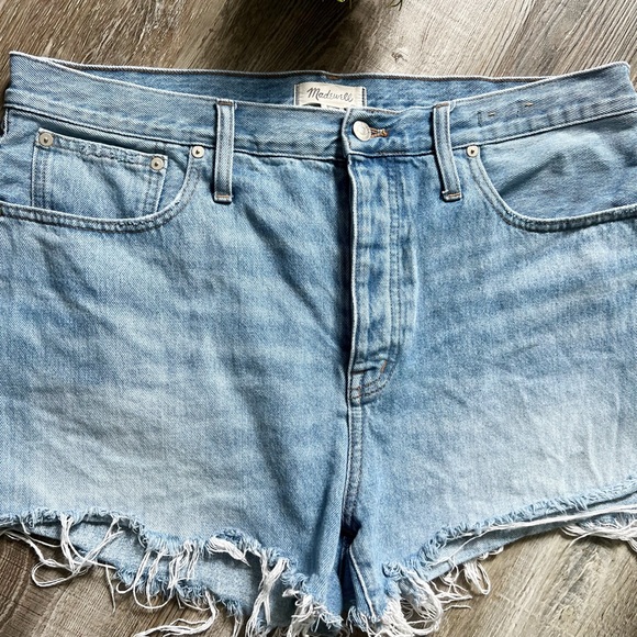 Madewell Relaxed Denim Shorts in Rosemount Wash: Destroyed Hem Edition - Picture 3 of 10